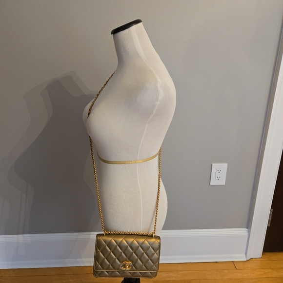 Chanel wallet on a chain gold champaign color. 7,5 x4,8 inches - Picture 4 of 16